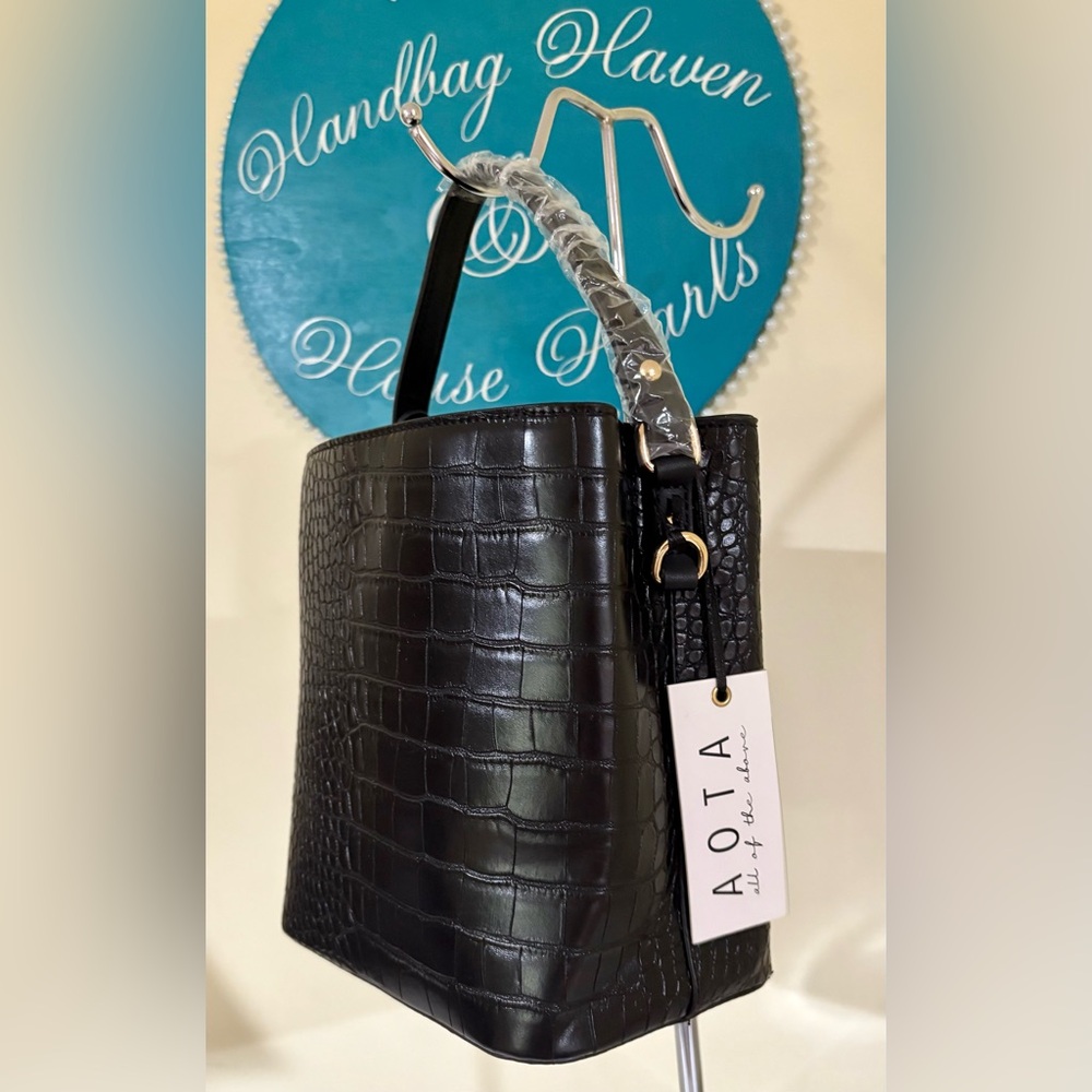Elegant Vegan Leather Black Crocodile-Embossed Tote Bag